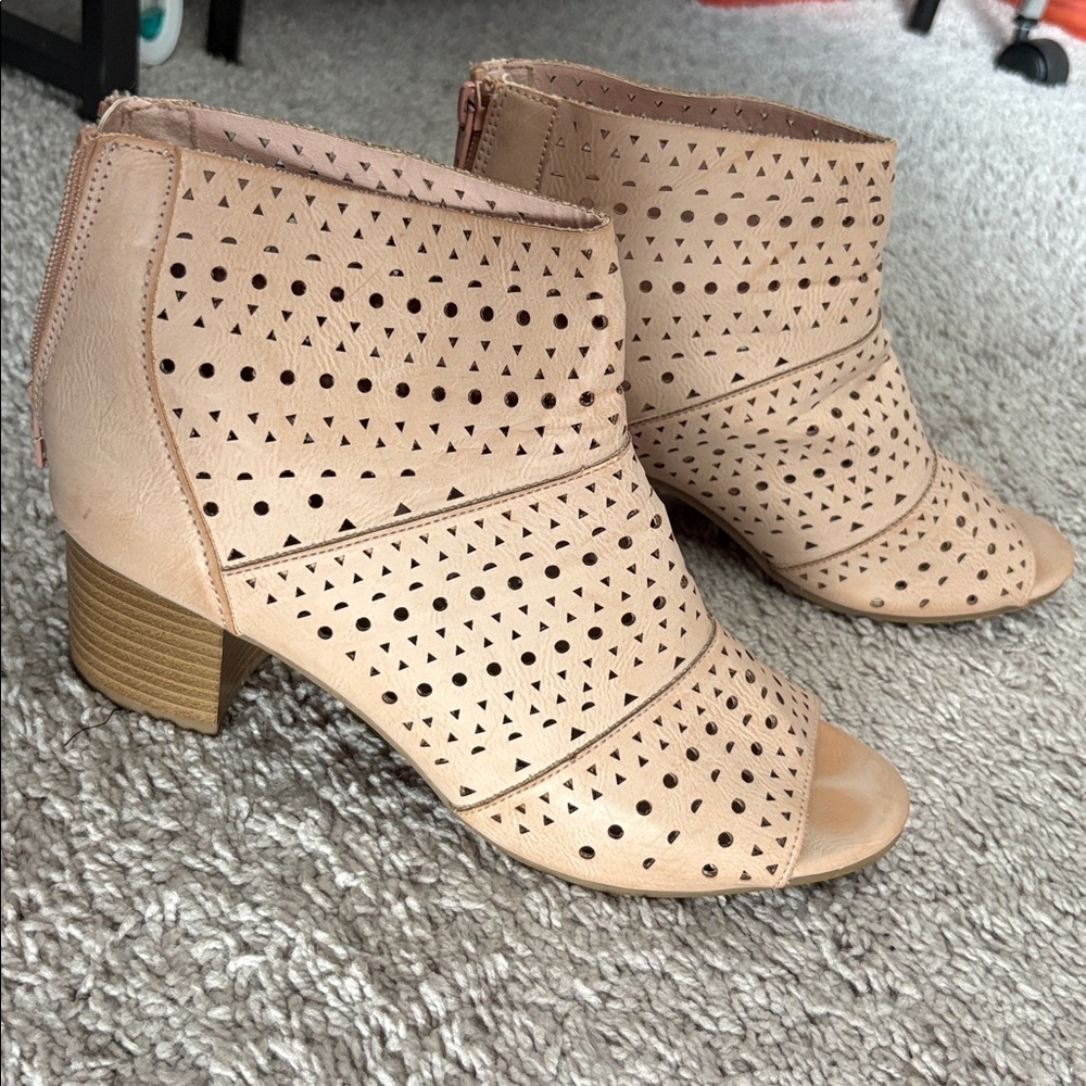 Rampage Reagan eyelet Tan/Cream Ankle Boots Size 10